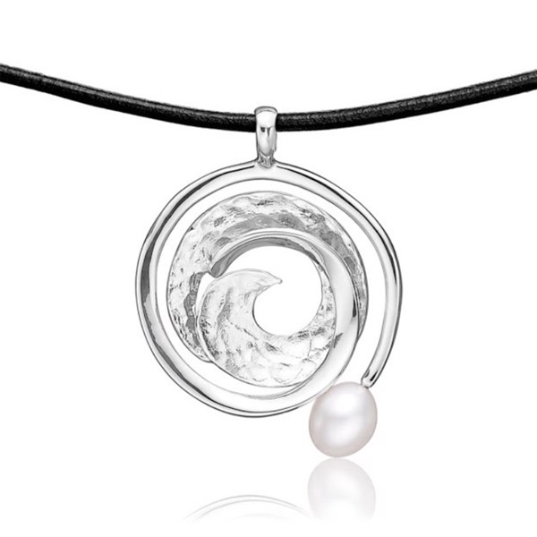 Smukt vedhæng med perle og en læderkæde fra Blicher Fuglsang 
