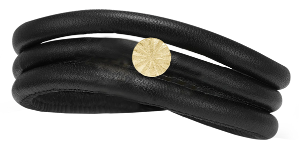 Christina Mor charm på ægte læder armbånd.  Forgyldt sølv