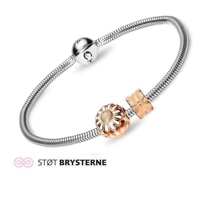 Image of STØT BRYSTERNE Kampagne slange sølv armbånd fra Christina Design London med forgyldt sølv marguerit