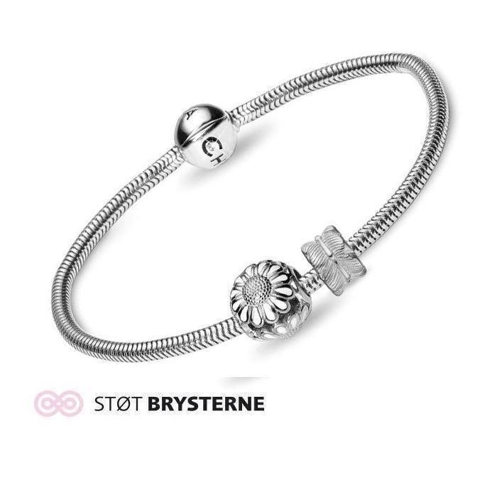 Image of Støt Brysterne sølv armbånd fra Christina Design London med sølv marguerit