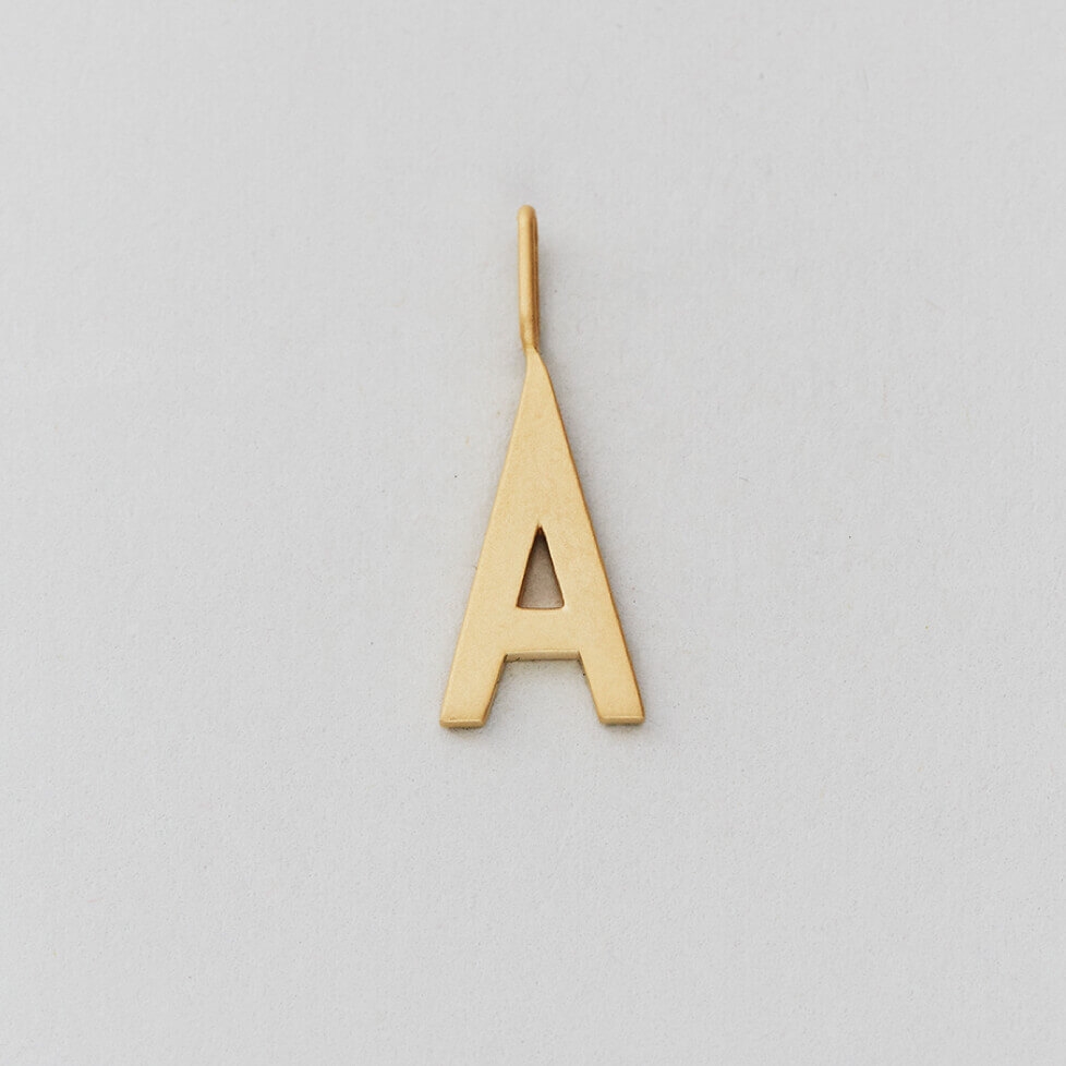 Tal til Hurtig forræder 16 mm mat forgyldte sølv bogstaver Design Letters by Arne Jacobsen uden  eller med 45-60 cm kæde