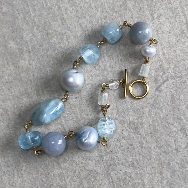 Unika armbånd med sten og perlerlyse blå nuancer fra Rabinovich