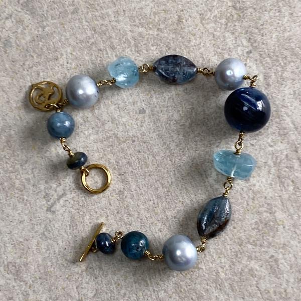 Unika armbånd med sten og perler i mørkeblå nuancer fra Rabinovich