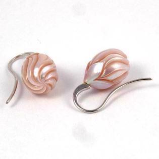 9 -10 mm dråbe formet pink perle ørestikker på 14 karat hvidgulds bøjler