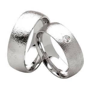 Dreaming Love Sterling sølv vielsesringe på 7 mm med hamret overflade og en glimtende zirkonia