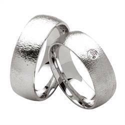 Dreaming Love Sterling sølv vielsesringe på 7 mm med hamret overflade og en glimtende zirkonia