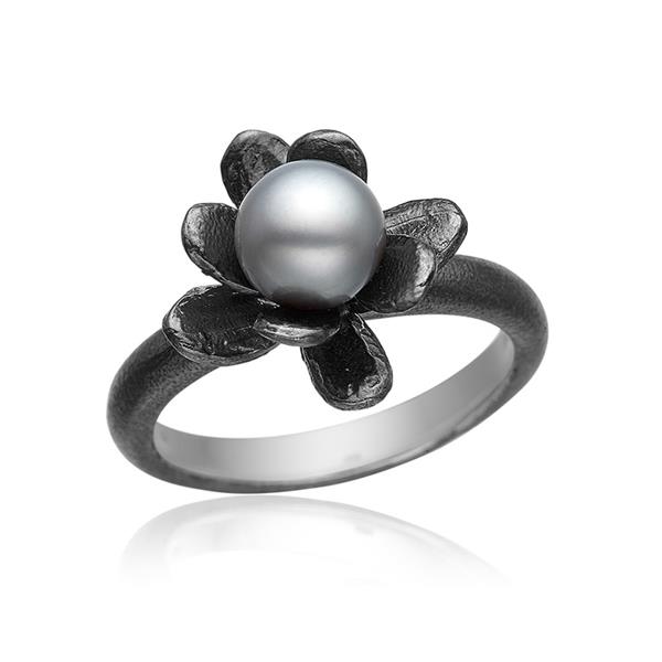 Blicher Fuglsang\'s Ring i oxideret sølv med perle
