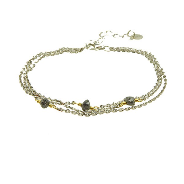 Treradet armbånd, sølv/guldfinish, mørke rå diamanter, forlængerkæde med rundt vedhæng.