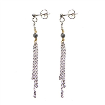 Elegante øreringe med tre kæder, antracit diamant og gyldne detaljer i rhodineret finish.