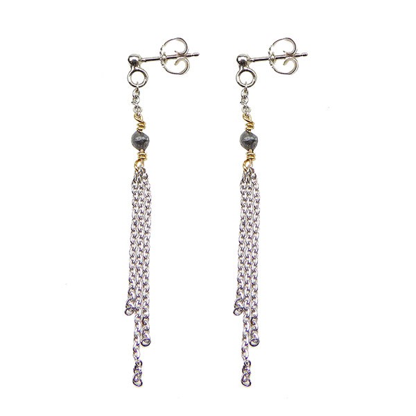 Elegante øreringe med tre kæder, antracit diamant og gyldne detaljer i rhodineret finish.