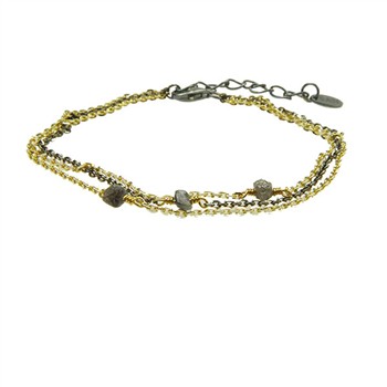 Treradet armbånd med rå diamanter på gyldne og mørke kæder, inkl. forlængerkæde og lukning.