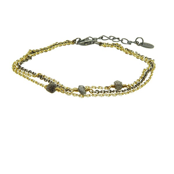 Treradet armbånd med rå diamanter på gyldne og mørke kæder, inkl. forlængerkæde og lukning.