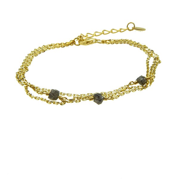 Elegant guldbelagt armbånd med tre kæder, mørke rå sten og forlængerkæde med charm.