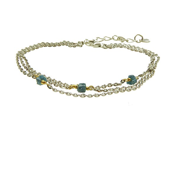 Armbånd med tre kæder, blå-grønne rå diamanter, gyldne detaljer og forlængerkæde.