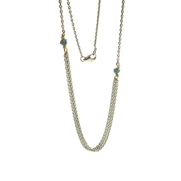 Sølvkæde med blå-grønne diamanter, guldfarvede detaljer, tre lag, elegant og moderne design.