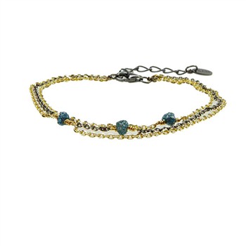 Treradet armbånd med blå-grønne rå diamanter, to guldfarvede, én sort kæde, sort forlængerkæde.