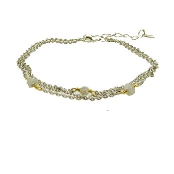 Treradet armbånd med sølvkæder, grå rå diamanter, sølv- og guldfinish, og forlængerkæde.
