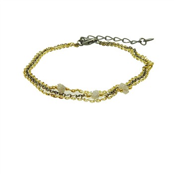 Elegant armbånd med to guldfarvede og én sort kæde, tre rå grå diamanter og forlængerkæde.