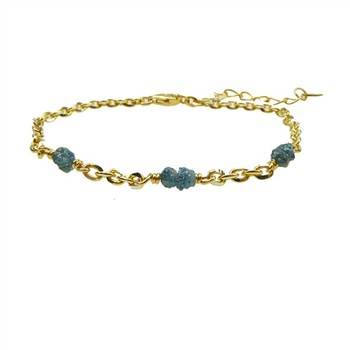 Forgyldt armbånd med tre blå-grønne rå diamanter og justerbar forlængerkæde.