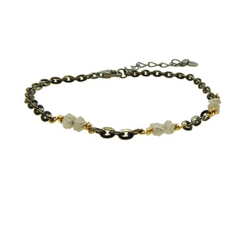 Sort rhodineret armbånd med rå diamanter og gulddetaljer, forlængerkæde i den ene ende.