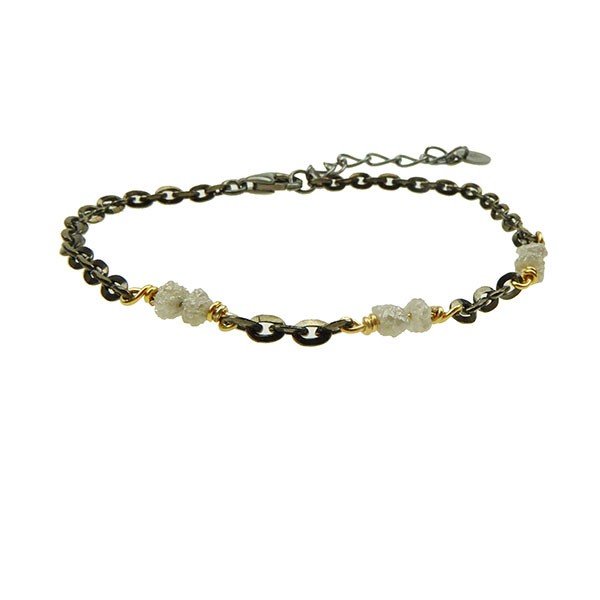 Sort rhodineret armbånd med rå diamanter og gulddetaljer, forlængerkæde i den ene ende.