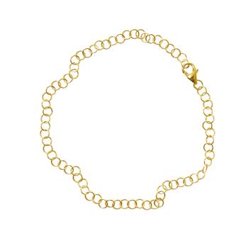 Fint 14kt armbånd af gyldne ringe med karabinlås, elegant design på hvid baggrund.