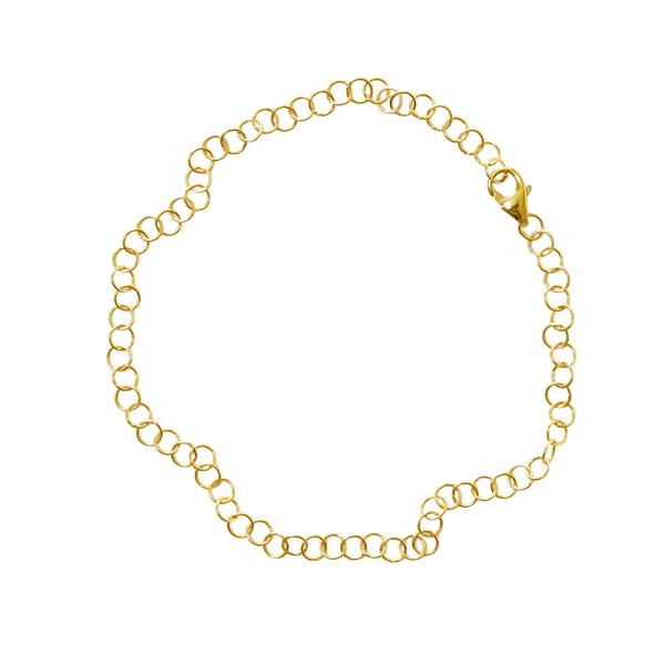 Fint 14kt armbånd af gyldne ringe med karabinlås, elegant design på hvid baggrund.