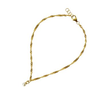 Elegant snoet armbånd i guld med hvid perle vedhæng og justerbar lukning.