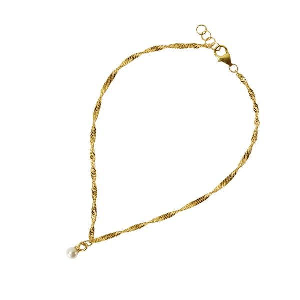 Elegant guldfarvet armbånd med snoet design, hvid perle og justerbar kæde.
