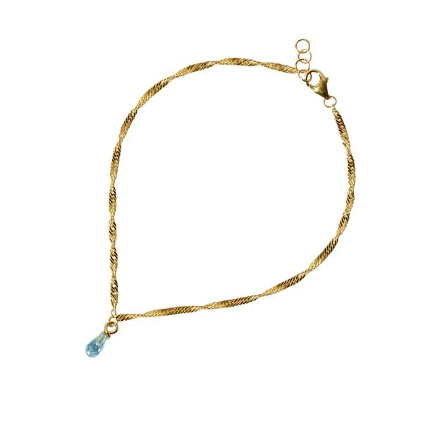Elegant armbånd med snoet guldkæde, lyseblå topas vedhæng, justerbar lukning.