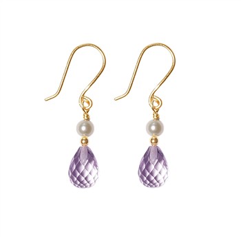 Elegante øreringe med guldfarvet krog, hvid perle og facetslebet pink/lilla dråbesten.