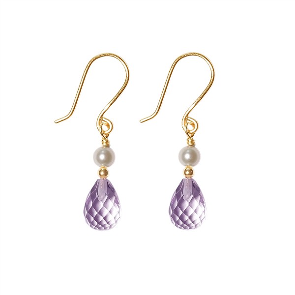 Elegante øreringe med guldfarvet krog, hvid perle og facetslebet pink/lilla dråbesten.