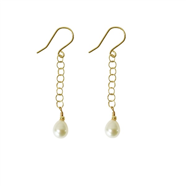 Elegante øreringe med guldkæde og hvid perlevedhæng. Franske ørekroge, klassisk design.