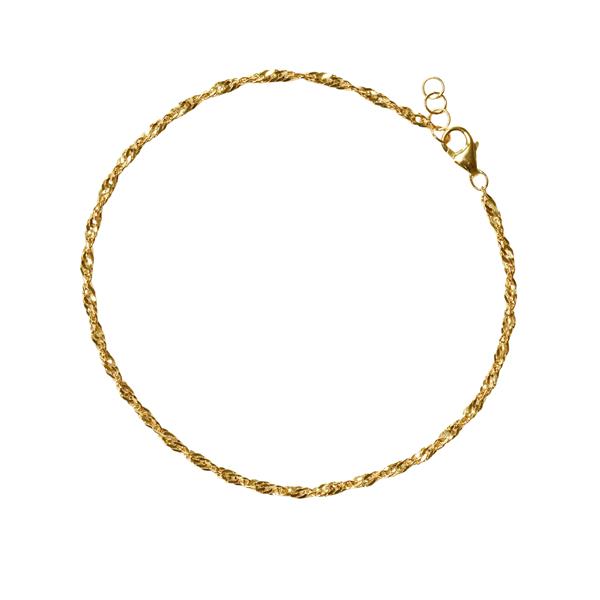 Elegant snoet armbånd i guld med karabinlås og forlængerringe på hvid baggrund.