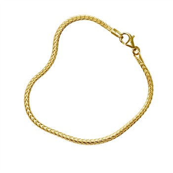Armbånd i guldfarvet rævekædemønster, flettet og ensartet, mod hvid baggrund.